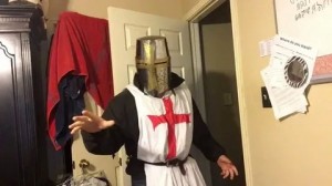 Создать мем: крестоносцы deus vult костюм, рыцарь deus vult, косплей на рыцаря тамплиера