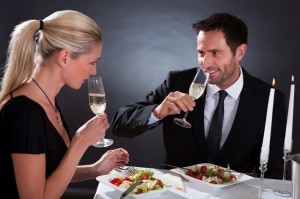 Создать мем: романтическое свидание в ресторане, карбонара пара ужинает в ресторане, пара за столом в ресторане