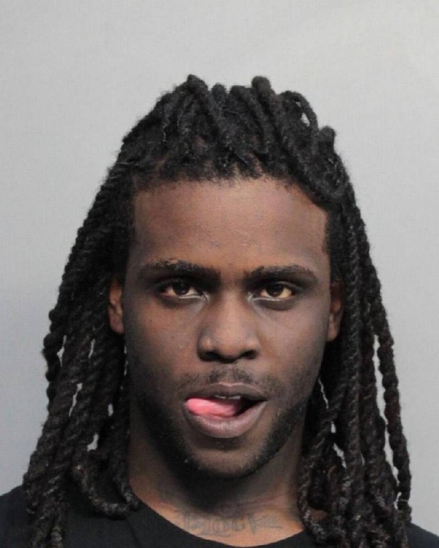 Создать мем: chief keef mugshot с языком, киф чиф, чиф киф магшот