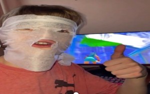 Создать мем: тканевые маски, человек, маска