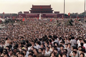 Создать мем: площадь тяньаньмэнь в пекине, события на площади тяньаньмэнь, тяньаньмэнь 1989 человек против танка
