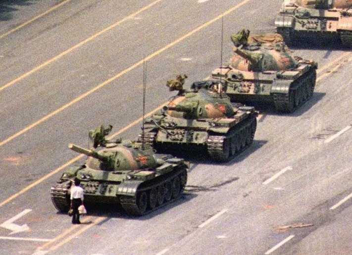 Создать мем: tiananmen square 1989, события на площади тяньаньмэнь, неизвестный бунтарь