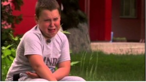 Создать мем: плачущий мальчик мем, мем мальчик плачет на скамейке, мальчик хочет шоколадку