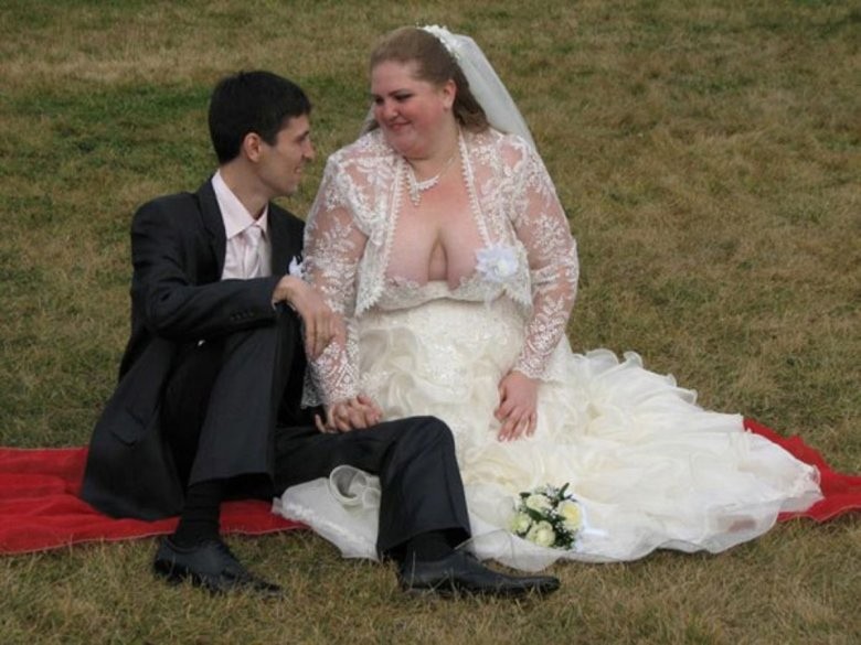 Создать мем: толстые невесты в свадебных платьях, смешные свадебные платья, стремное свадебное платье