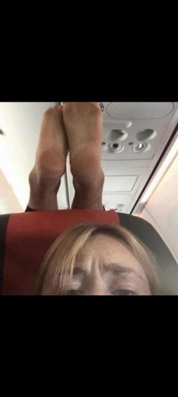 Создать мем: пассажиры самолетов ноги, another passenger, селфи смешное
