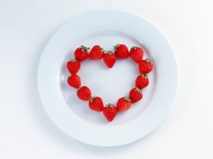 Создать мем: с днём святого валентина, сердце на тарелке, сердечко из ягод