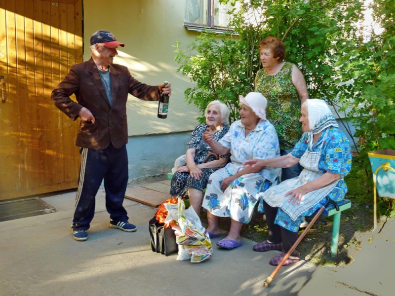 Создать мем: занятой человек, взрослый человек, старость