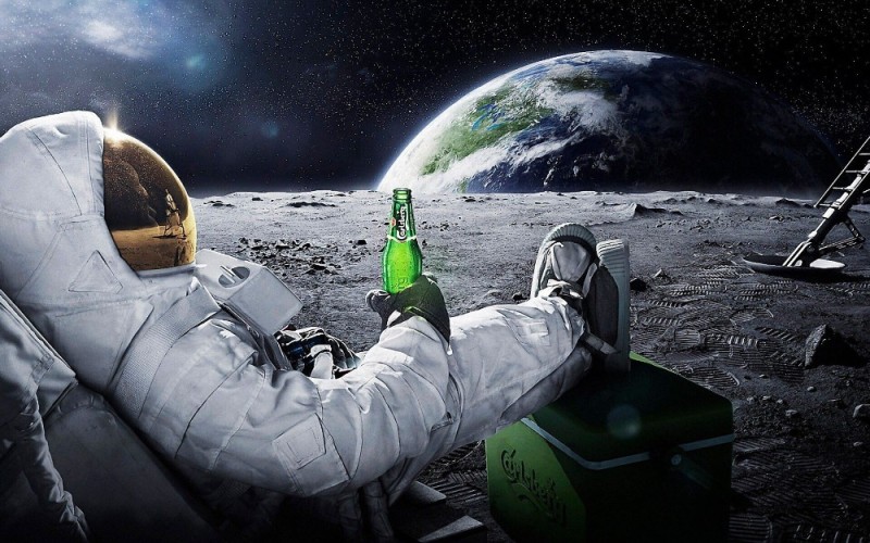 Создать мем: мечты о космосе, с днем космонавтики, космонавт с пивом на луне