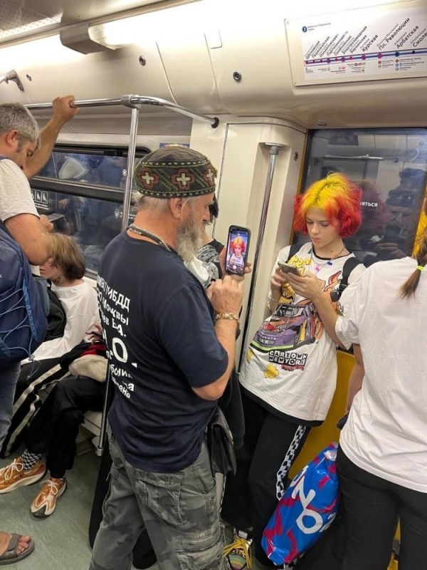 Создать мем: человек в метро, модники в метро москвы, смешные люди в метро