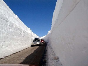Создать мем: snow wall, снежная дорога норвегия, сугробы в аомори