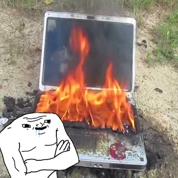 Создать мем: сгоревший компьютер, комп в огне, ноутбук в огне