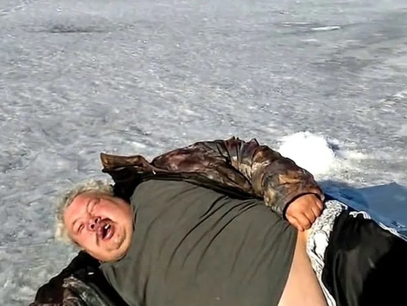 Создать мем: батя намана, пьяный мужик на льду, нормально бать