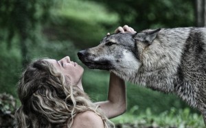 Создать мем: девушка волчица, прирученный волк, волк