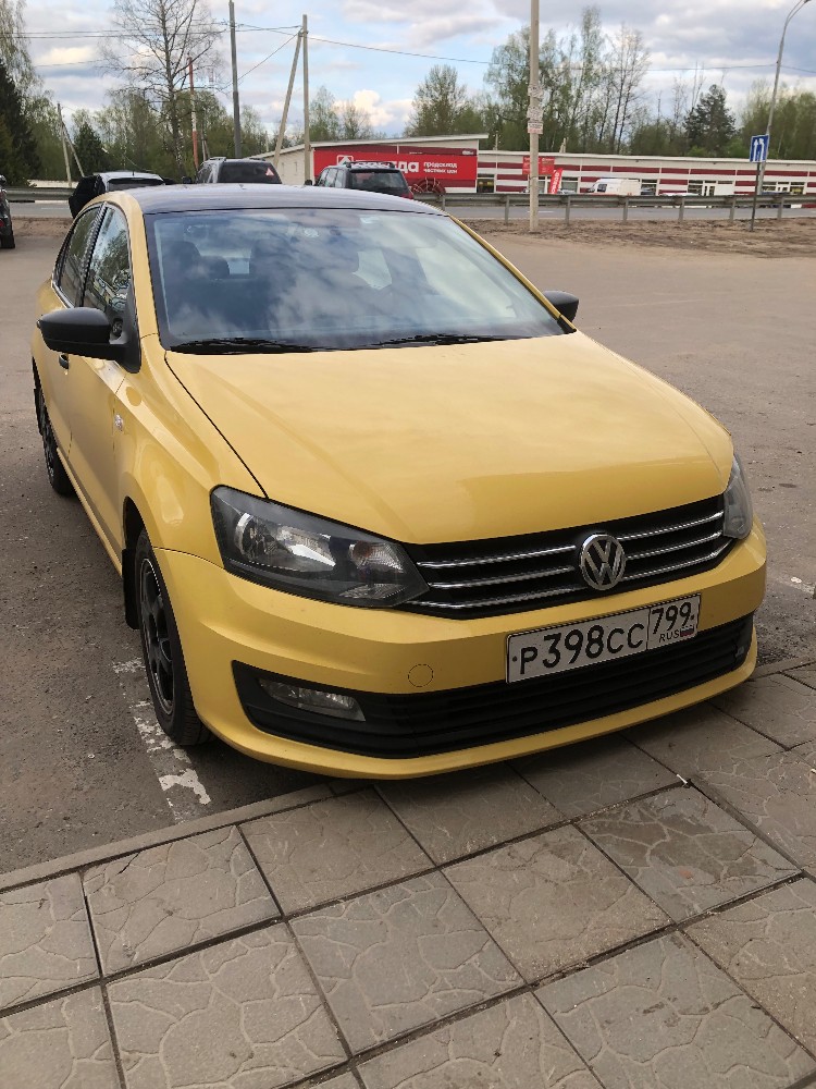 Создать мем: Volkswagen Polo V, фольксваген поло новый, volkswagen polo 5 2016 жёлтый