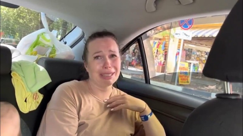Создать мем: девушка, крымский мост, женщина из крыма уезжающая в машине мем