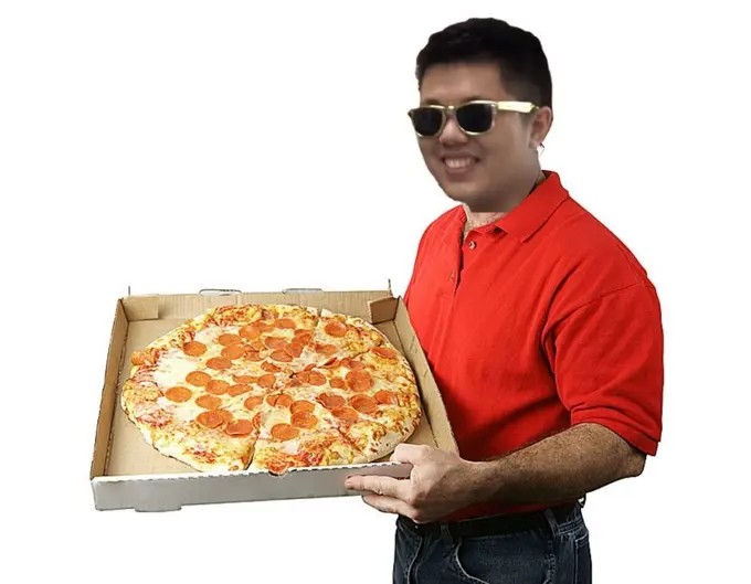 Создать мем: доставка пиццы, разносчик пиццы, пицца гигант