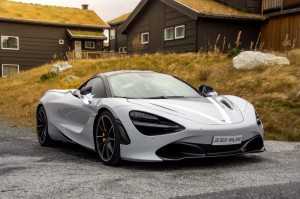 Создать мем: макларен 600lt, McLaren 720S, макларен 720s белый