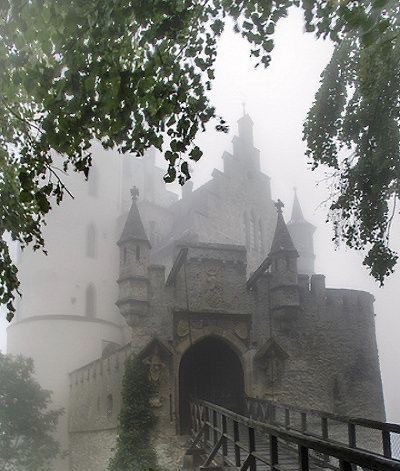 Создать мем: замок эльц в германии, eltz castle, замок эльц германия в тумане