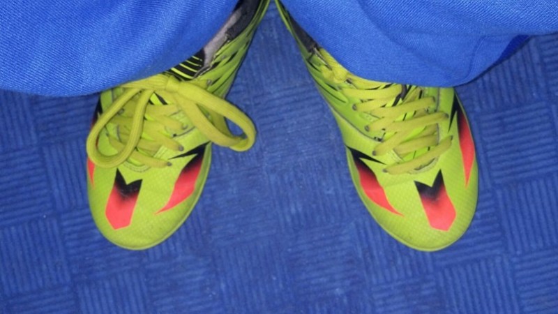 Создать мем: бутсы адидас месси зеленые, обувь, футбольная обувь