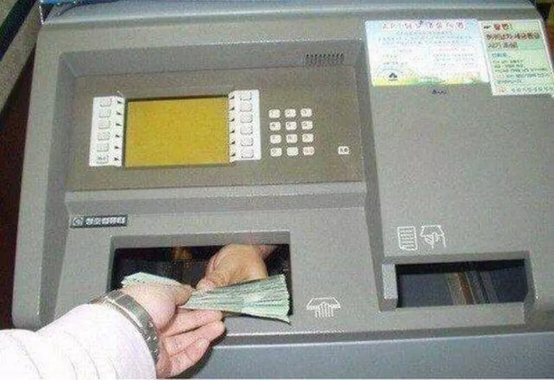 Создать мем: банкомат выдающий евро, человек внутри банкомата, сканер в банкомате