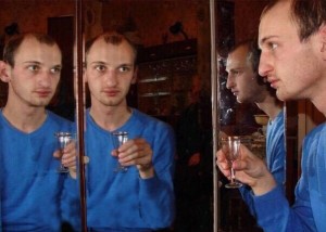 Создать мем: мужик, мурена, мем с зеркалом