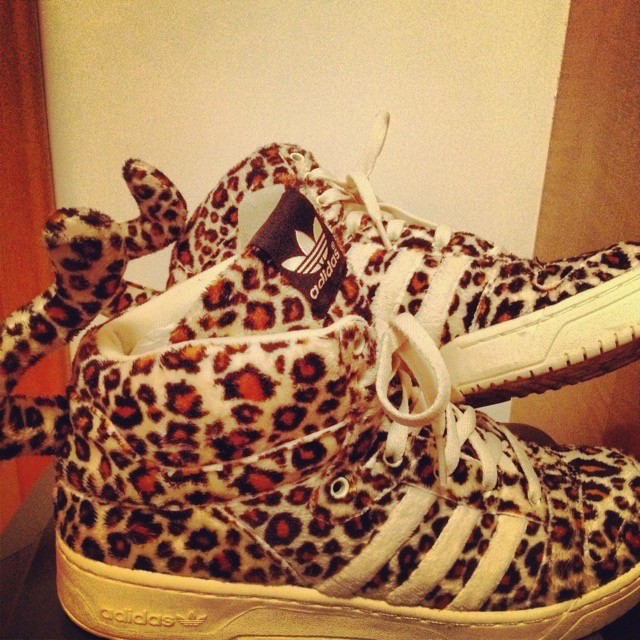 Создать мем: леопардовые кроссовки женские, леопардовые кроссовки, adidas jeremy scott leopard