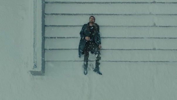 Create meme: Ryan gosling Blade Runner 2049 Meme, blade runner ryan gosling, Ryan Gosling Blade Runner 2049 lies in the snow