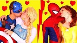 Создать мем: frozen elsa superhero real life, эльза и человек паук любовь, elsa and spider man kiss
