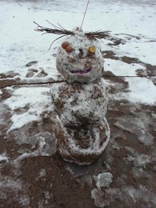 Создать мем: снеговики, снеговик из грязного снега, грязевик снеговик