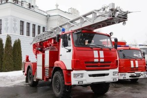Создать мем: большая красная пожарная машина, пожарная техника 2021, пожарный автомобиль