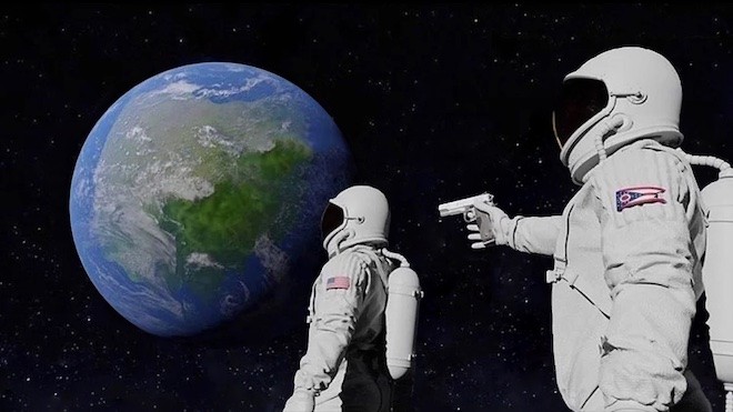 Создать мем: космос космонавты, мем с астронавтами всегда им был, мем с космонавтами и пистолетом
