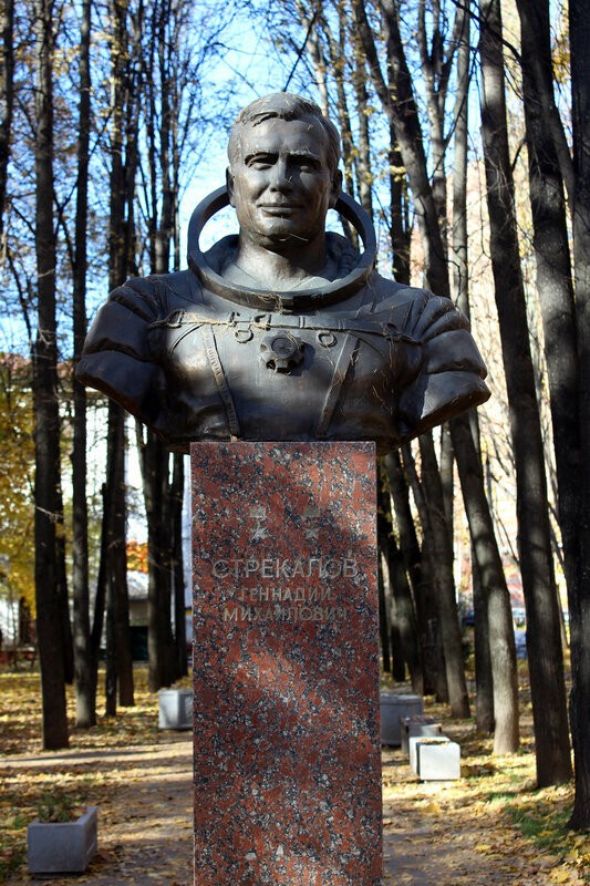 Create meme: bust of Gagarin Ostashkov, Strekalov square mytishchi, monuments to the bust of Yuri Gagarin