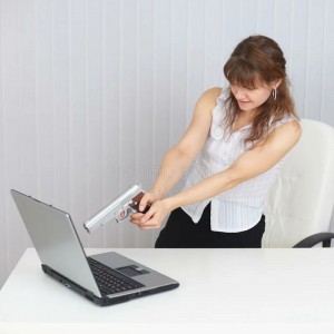 Создать мем: испуганная девушка с ноутбуком, девушка ломает компьютер, пистолет пистолет
