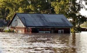 Создать мем: наводнение в иркутской области чунский район, наводнения, затопленные дома