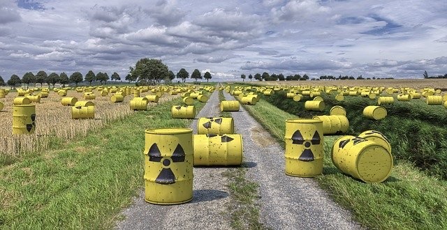 Создать мем: захоронение радиоактивных отходов, силламяэ хранилище радиоактивных отходов, бочки с радиоактивными отходами