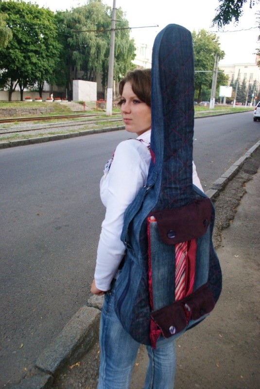 Создать мем: рюкзак, гитара, в чем носить гитару