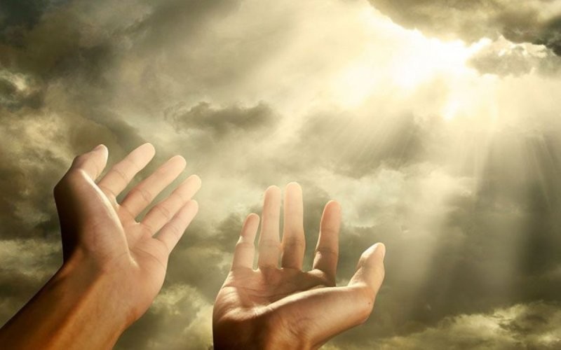 Создать мем: молитва богу, руки к небу, молится богу