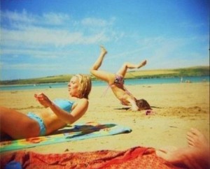 Создать мем: приколы на пляже, девчонки на море смешные, веселье на пляже