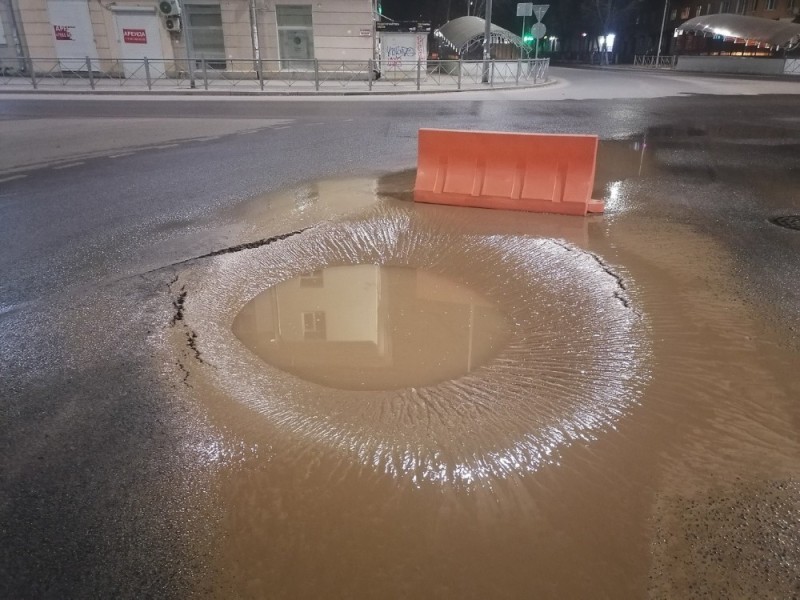 Создать мем: прорыв воды в екатеринбурге, затопленные, лужа