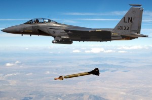 Создать мем: бомба с самолета, mcdonnell douglas f 15 e strike eagle, самолет ввс сша f-15