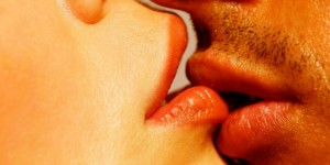 Создать мем: страстный поцелуй, поцелуй, целует в губы