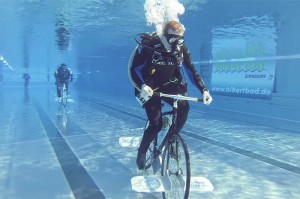 Создать мем: на велосипеде, велосипед под водой, гонки на велосипедах