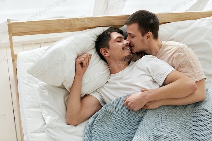 Создать мем: пары в постели, гомосексуальная пара в постели