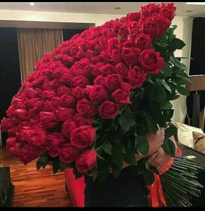 Создать мем: букет 101 роза 80 см, букет из 101 розы, розы шикарный букет