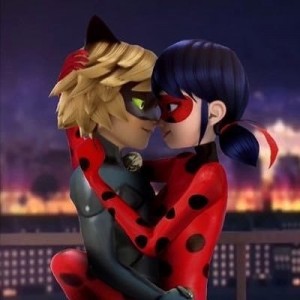 Создать мем: ladybug, харли квинн и джокер, кот поцелуй