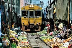 Создать мем: железнодорожный рынок в бангкоке, maeklong railway, рынок на железной дороге в бангкоке