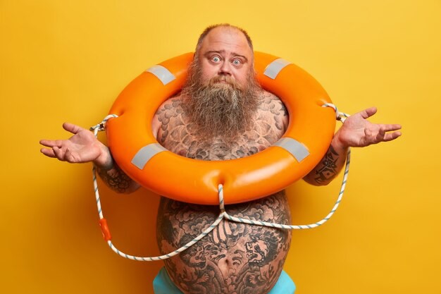 Создать мем: пухлый мужчина, толстяк со спасательным кругом, бородатый мужчина