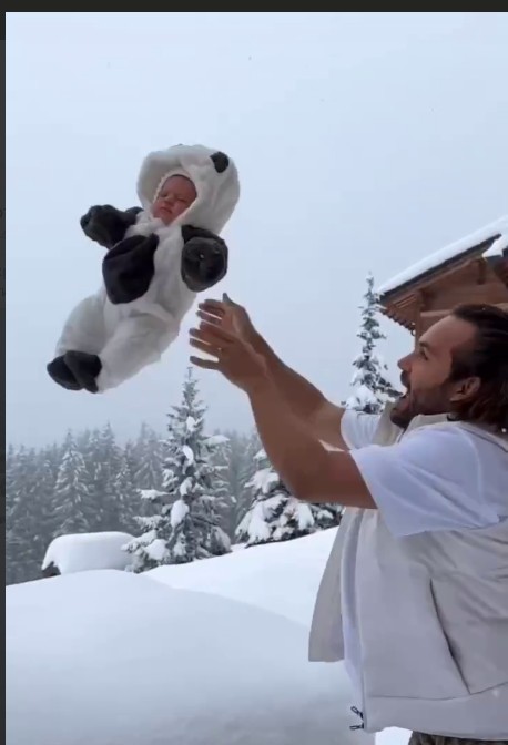 Создать мем: панда в комбинезоне мягкая игрушка, гигантская панда, человек