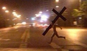 Создать мем: парень бежит с крестом, чувак бежит с крестом, способы самоубийства