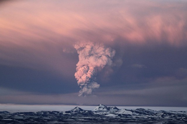 Создать мем: извержение вулкана, извержение вулкана на камчатке, вулкан в исландии